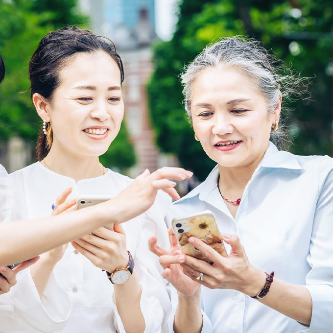 スマホで英語を教わるご年配の女性